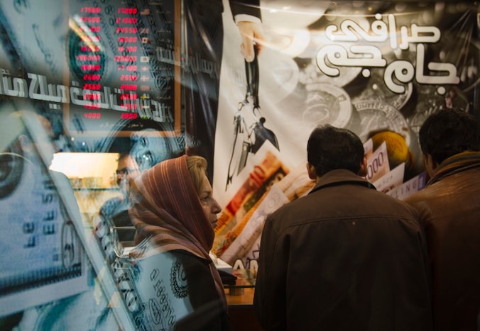 Een wisselkantoor in Teheran. Met de maatregel wil de regering de Westerse sancties counteren die leidden tot een koersval van de Iraanse munt, de rial.