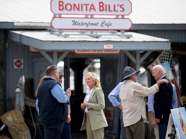 Joe Biden en zijn vrouw Jill bezoeken Fisherman's Wharf in Fort Myers Beach, Florida.