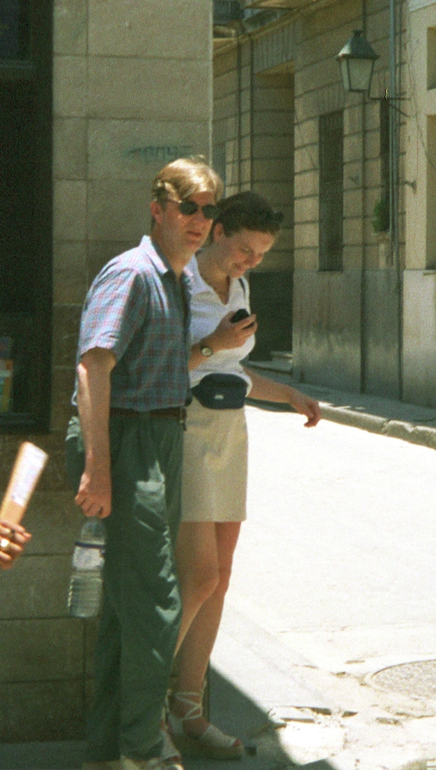 De allereerste foto in 1999. De allereerste foto van het jonge koppel, nog vóór de verloving, werd getrokken door een paparazzo in Cuba. Ooit deed het verhaal de ronde dat Filip en Mathilde al twee keer uit elkaar gingen en dit een verzoeningsreis was voor hun gearrangeerde huwelijk voltrokken zou worden. Veel waarschijnlijker is het dat Mathilde haar lief rondleidde in een land waar ze graag op reis ging.