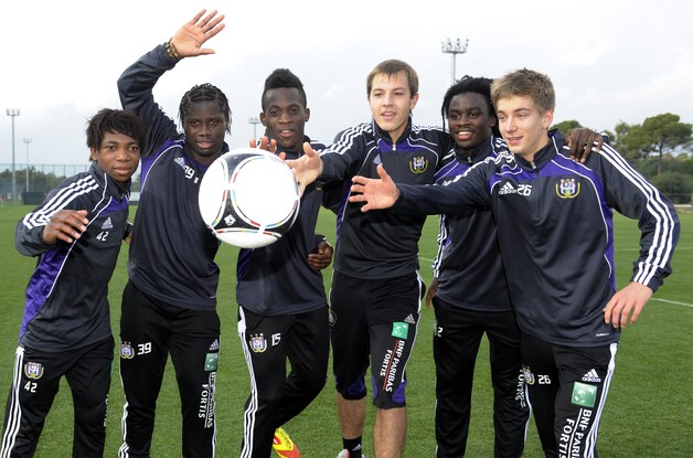 Lamisha (l) mocht vorig jaar samen met onder meer andere jonkies als Dennis Praet op stage met paars-wit naar Belek