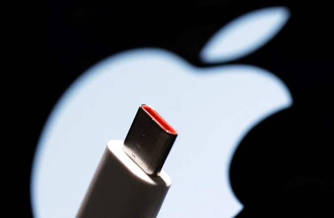 Een USB-C-kabel voor het logo van Apple. Beeld ter illustratie.