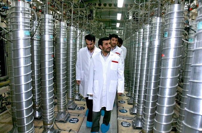 De Iraanse president Ahmadinejad inspecteert zijn nucleaire installaties..
