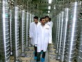 De Iraanse president Ahmadinejad inspecteert zijn nucleaire installaties..