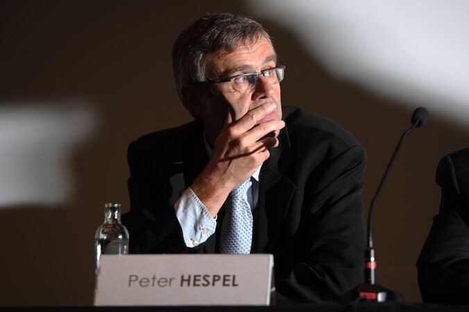 KULeuven straft tv-prof Peter Hespel wegens machtsmisbruik: de man met ...