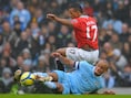 Op deze foto is duidelijk te zien hoe Kompany bij een weliswaar gevaarlijke tackle op Nani de bal speelde.