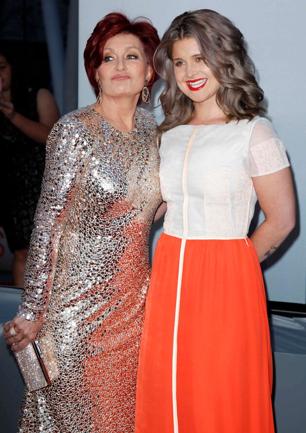 Sharon en Kelly Osbourne besloten ook niet naar het pre-Grammy feestje te gaan.