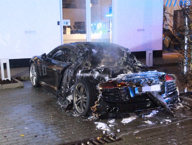 Audi R8 van 200.000 euro brandt uit: “Eigenaar was in shock en moest ...