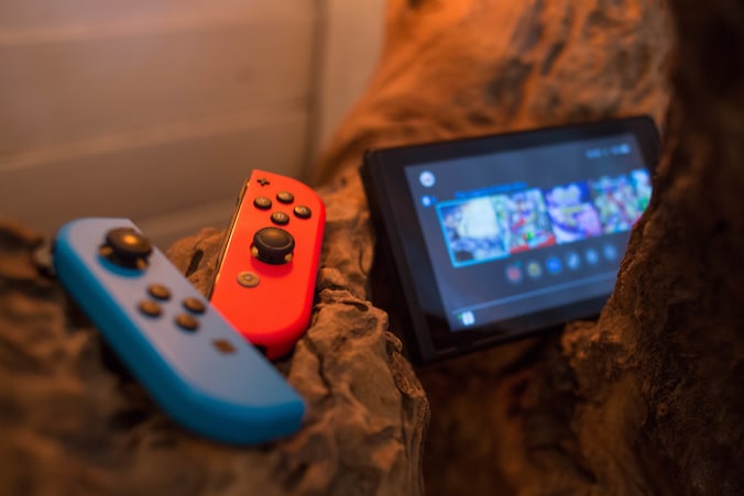Een Nintendo Switch met de Joy-Con-controller ontkoppeld van de rest van de console.