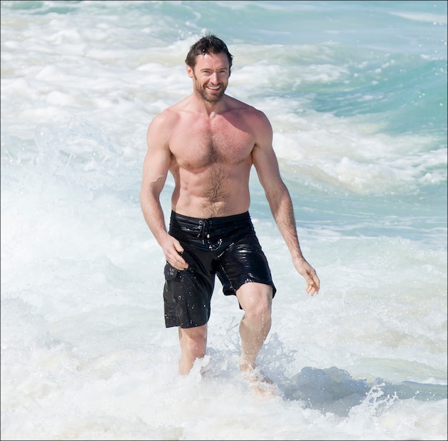 Hugh Jackman kiest voor een traditionele, zwarte zwemshort.