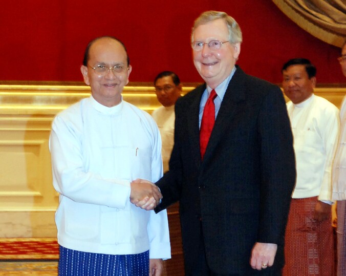 President van Myanmar Thein Sein samen met de Repulikeinse senator Mitch McConnel.
