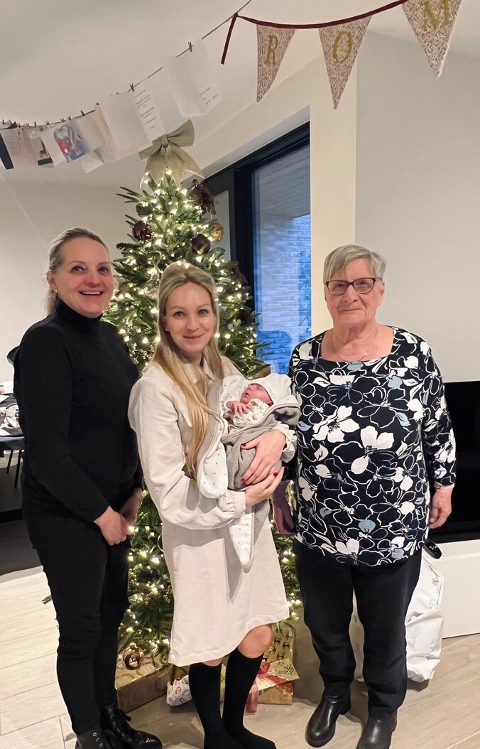 Baby Romée met mama Kelly, grootmoeder Sabine en overgrootmoeder Nicole.
