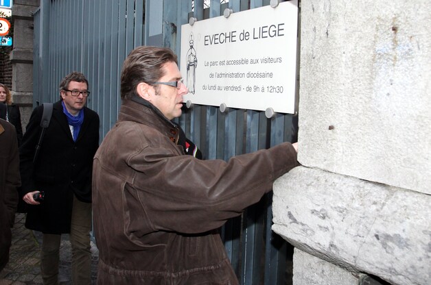Onderzoeksrechter De Troy tijdens een huiszoeking in Luik.