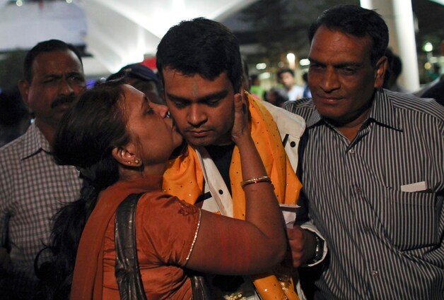 Een Indisch personeelslid wordt in Mumbai hartelijk ontvangen door zijn moeder.