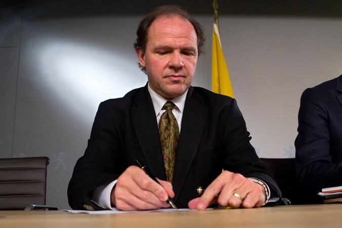 Philippe Muyters werd vorige week aan het wankelen gebracht door een interne mail, mogelijk gelekt door Bas Luyten.
