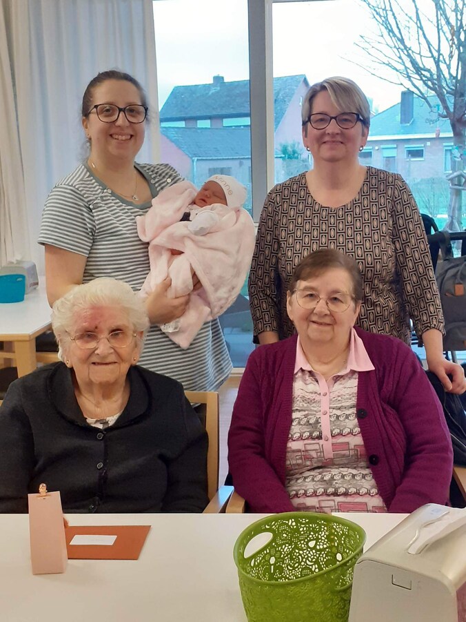 Minne Wouters met mama Jolien, grootmoeder Elly, overgrootmoeder Jaqueline en betovergrootmoeder Julia.