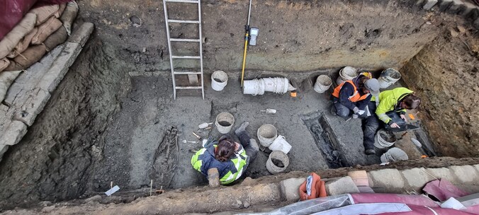 In de zuidelijke Westhoek vinden archeologen hun gading. Er is niet enkel het WO I-verhaal, ook de middeleeuwen geven er hun geheimen een beetje prijs. Zoals hier op de Leet in Ieper. 
