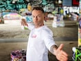 Qmusic-dj Tom De Cock presenteert een maand lang JEZ! PLEASE!, een gloednieuwe live jongerentalkshow