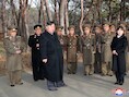 De Noord-Koreaanse leider Kim Jong-un (derde van links) samen met zijn dochter Kim Ju-ae (rechts) bij een raketoefening. 