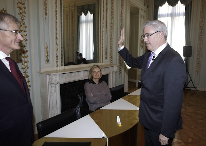 Gouverneur Carl Decaluwé tijdens zijn eedaflegging