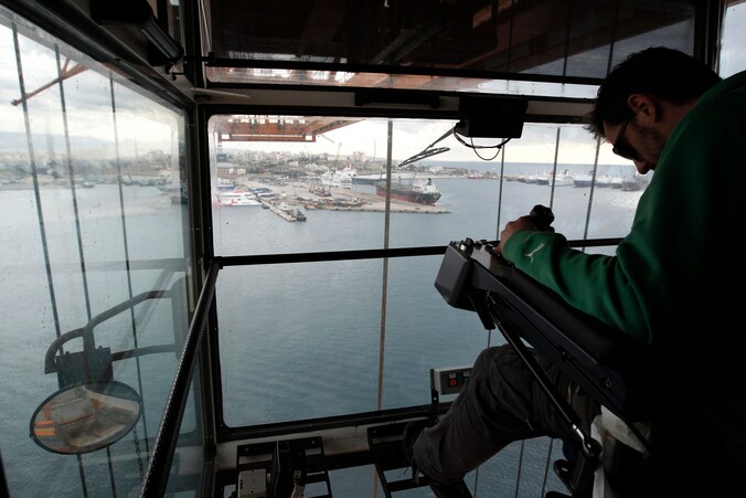 Kraanwerker in de haven van Piraeus.