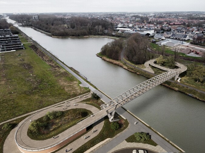 Een conceptbeeld van het ontwerp van de nieuwe Lysbrug in Ingelmunster, met een spiraalvorm en moderne look.