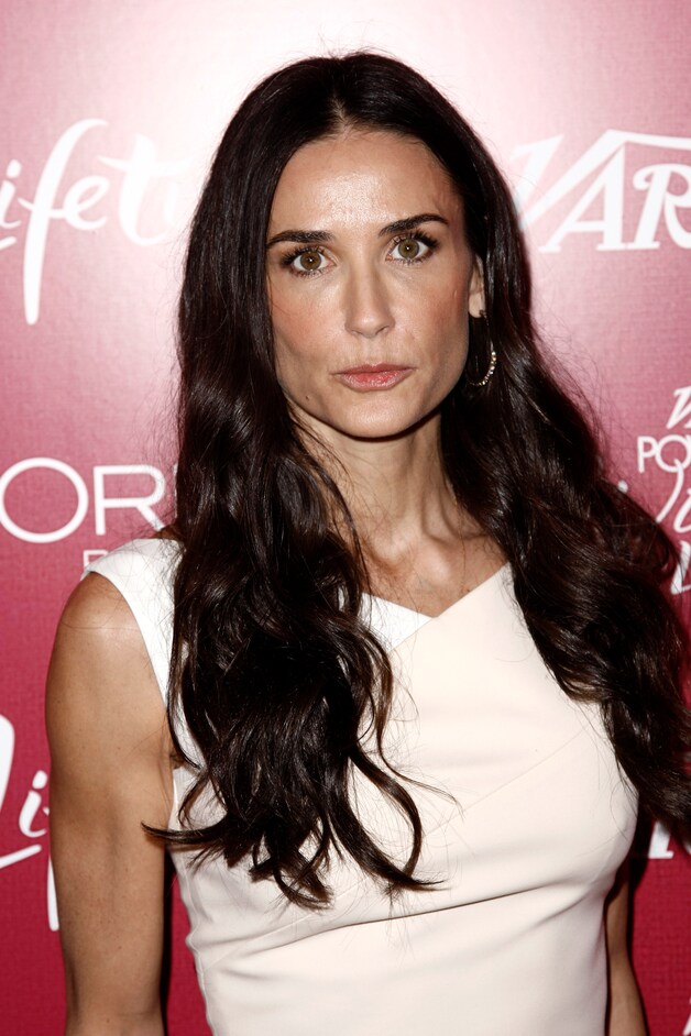 De wenkbrauwen van Demi Moore bevinden zich dicht bij de ogen