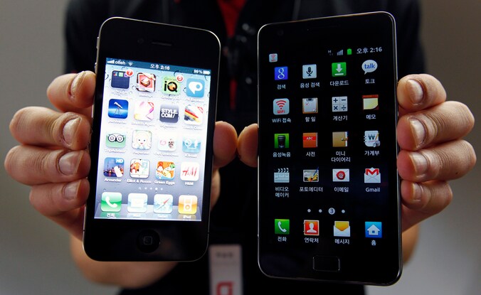 De iPhone 4 van Apple (l.) en de Samsung Galaxy SII (r.).