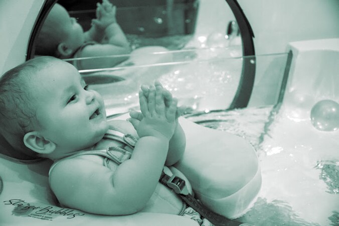 Bij babyspa 'Stars and Bubbles' kunnen baby's en hun ouders terecht voor een ontspannend momentje.