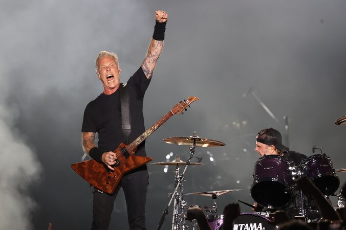 Zanger/gitarist James Alan Hetfield tijdens een show van Metallica op het MadCool Festival in Madrid vorig jaar juli. Donderdag start de band de nieuwe wereldtournee in Amsterdam.