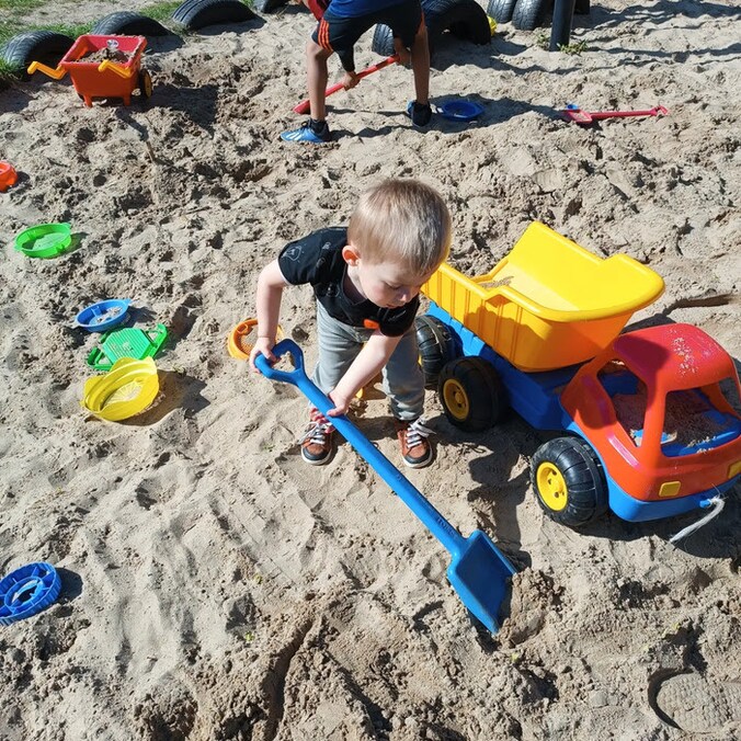 Jasper speelt aan de sporthal van Eernegem tijdens zijn eerste Buitenspeeldag.