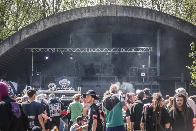 Een archiefbeeld van de illegale rave party in Kerkom (Sint-Truiden) eerder dit jaar.