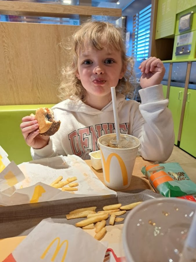 Elodie viert haar eerste communie dit jaar.