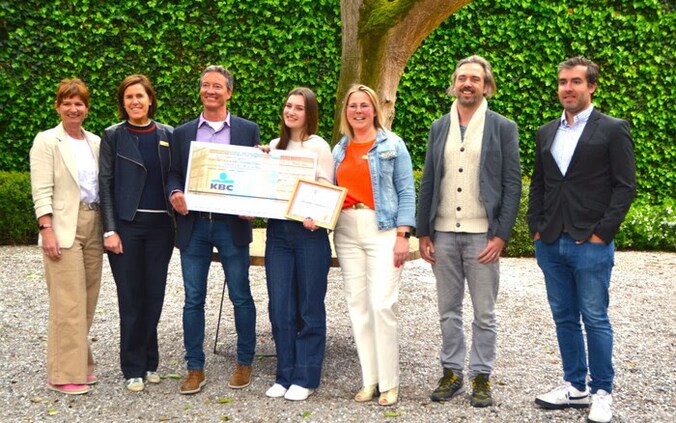 Ophélie wint krijg een cheque ter waarde van 500 euro.