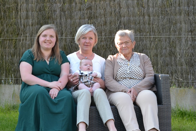 Laura De Clercq (26), Eveline Spiessens (52), Margaux Himpe (4 maanden) en Roza Dedeurwaerder (74).