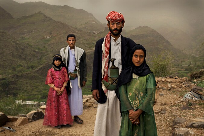 Jemenitische kindbruidjes (het meisje in de roze jurk was 6 jaar toen ze werd uitgehuwelijkt aan haar toen 25-jarige man). De foto viel in de prijzen tijdens de World Press Photo-verkiezing van 2012.