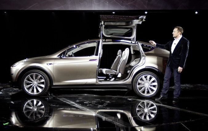 Elon Musk met het prototype van de Model X met vleugeldeuren.