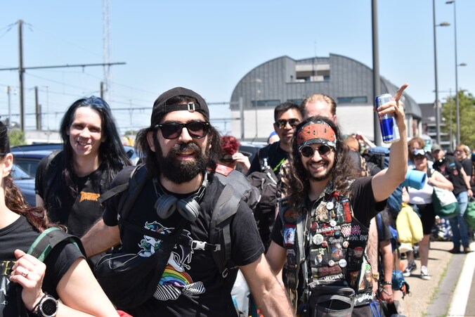 De kampeerders van Graspop stromen toe in het station van Mol.