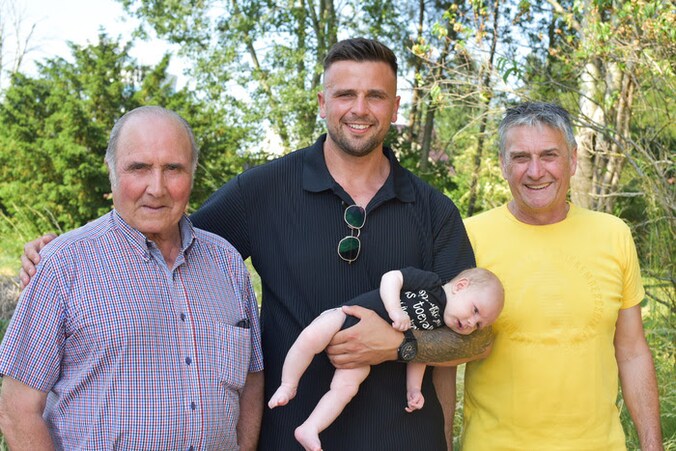 Het viergeslacht van de familie Linten met baby Leon, papa Senne, grootvader Stefan en overgrootvader Louis.