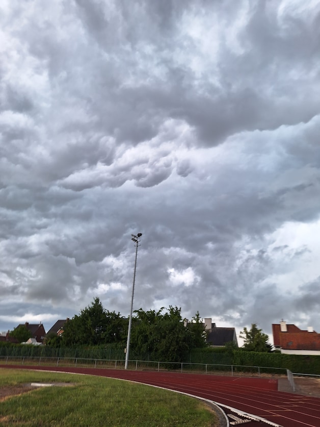 Een lezer bracht de onweerswolken prachtig in beeld.