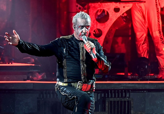 Zanger Till Lindeman van de rockband Rammstein tijdens een eerdere show in Düsseldorf.