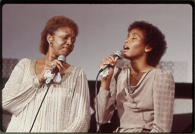 Een jonge Whitney Houston samen met haar moeder in 1979.