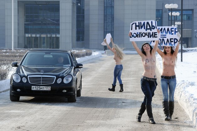 Activisten van de Oekraïense beweging FEMEN protesteren voor het hoofdkwartier van Gazprom in Moskou tegen (wat zij noemen) 'het Oekraïense gasterreur'.