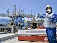Een medewerker van TEPCO geeft toelichting bij de installatie die gebruikt zal worden om het afvalwater in zee te lozen.