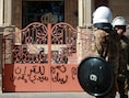 Iraakse veiligheidsdiensten bewaken de ingang van de Zweedse ambassade in Bagdad nadat deze werd bestormd door manifestanten. (29/06/23)