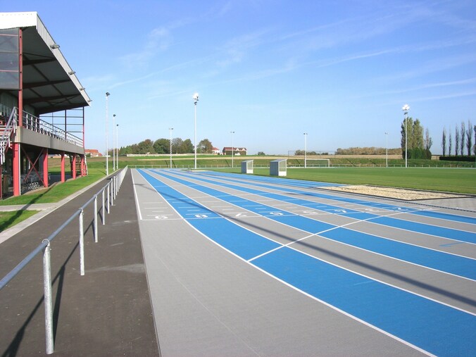 De atletiekpiste aan het Houtemveld in Tienen.