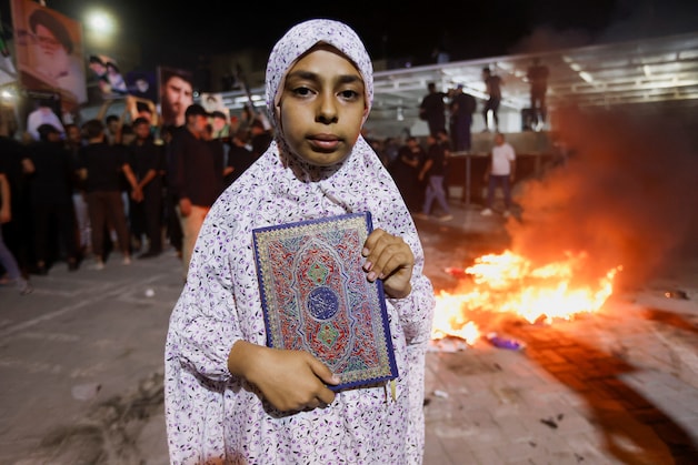 Aanhanger van de Iraakse sjiitische geestelijke Moqtada al-Sadr neemt deel aan een protest tegen een man die een koran heeft verbrand buiten een moskee in Stockholm, in Bagdad, Irak, 12 juli 2023. 