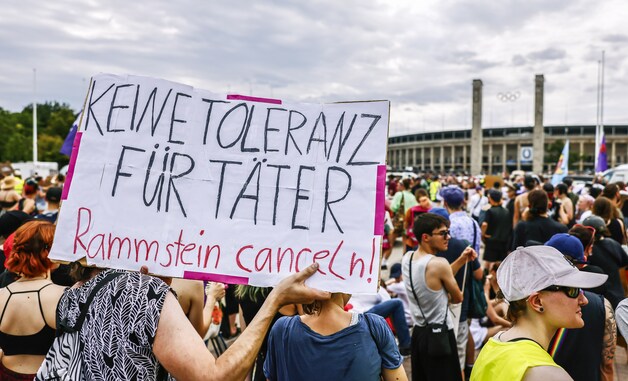 Zo'n driehonderd mensen protesteerden voor aanvang van het concert.