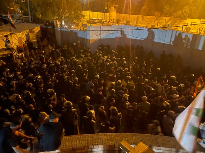 Honderden aanhangers van de invloedrijke Iraakse geestelijke Moqtada al-Sadr hebben donderdag de Zweedse ambassade in Bagdad bestormd en in brand gestoken.