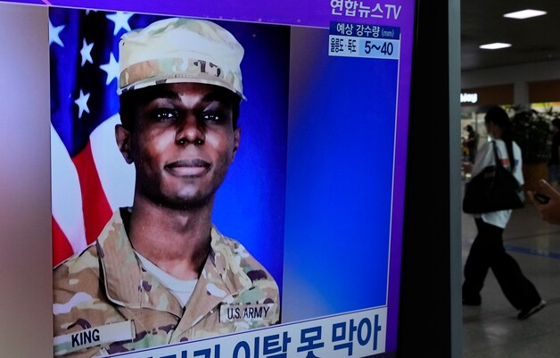 Een beeld van de Amerikaanse soldaat Travis King op een televisie in Zuid-Korea.