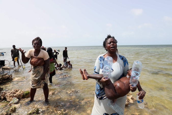 Archiefbeeld.  Afrikaanse migranten stranden aan de kust nabij de Tunesisch-Libische grens. (26/07/23)